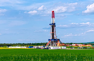 Image of a derrick and platform used to drill for shale gas
