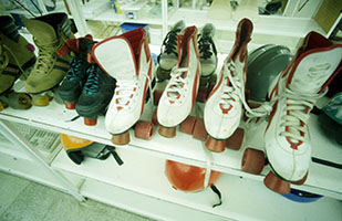 Image of a shelf filled with roller skates (Ingram Publishing/Thinkstock)